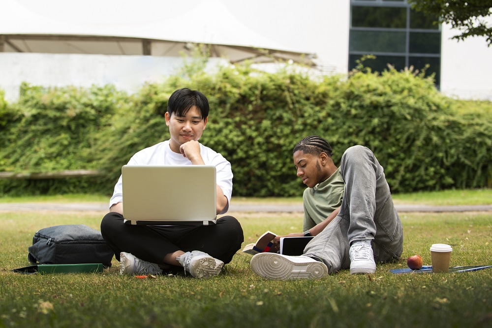 Mahasiswa menggunakan laptop