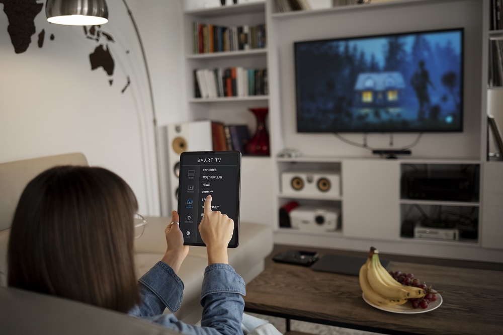 Menggunakan teknologi smart TV